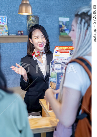 訪日外国人におもてなし笑顔の女性観光ガイド受付嬢 57208688