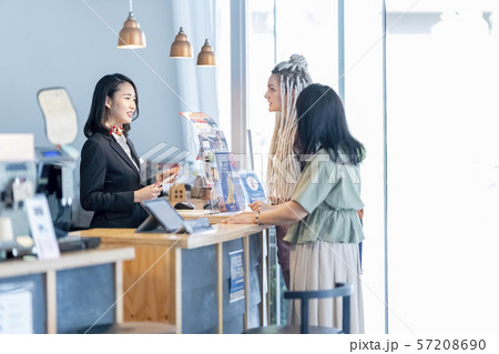 外国人向け観光案内所で訪日外国人旅行者インバウンドに日本全国の観光名所案内をする女性 57208690