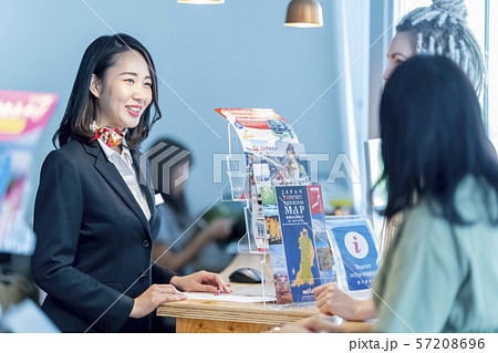 外国人向け観光案内所で丁寧な言葉遣いや気遣いをする華やかな女性スタッフ 57208696