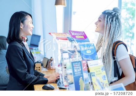 女性受付嬢(外国人向け観光案内所) 57208720