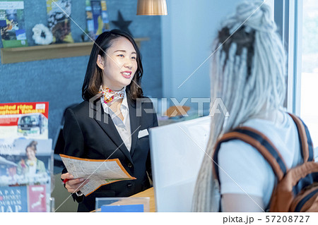 外国人観光客を笑顔でおもてなし女性観光ガイドスタッフ 外国人観光客を笑顔でおもてなし女性観光ガイドスタッフ 57208727