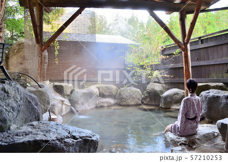 露天風呂にはいる女性 57210253
