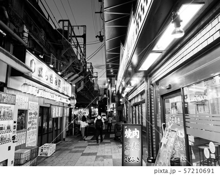 大阪天満 環状線高架下の夜（モノクロ） 57210691