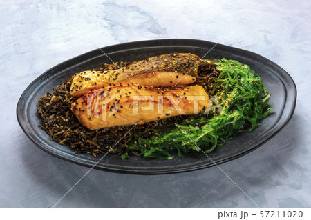 Salmon with sesame seeds, wakame algae and wild black long grain rice Salmon with sesame seeds, wakame algae and wild black long grain rice 57211020
