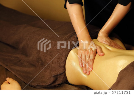 ハンドトリートメントの施術 エステティシャン ハンド 57211751