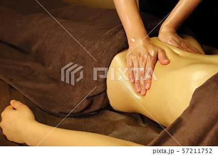 ハンドトリートメントの施術 エステティシャン ハンド 57211752