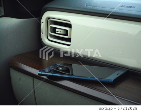 ダッシュボードとスマホ 57212028