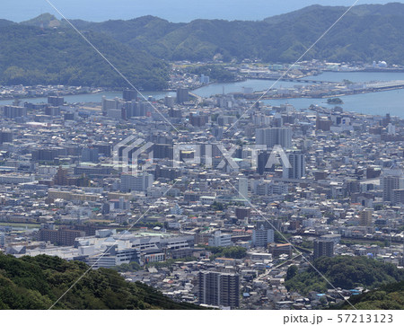 高知市街を北から俯瞰する。イオンモール高知、知寄町、弘化台、青柳橋、国分川、五台山竹林寺、高知港方面 高知市街を北から俯瞰する。イオンモール高知、知寄町、弘化台、青柳橋、国分川、五台山竹林寺、高知港方面 57213123