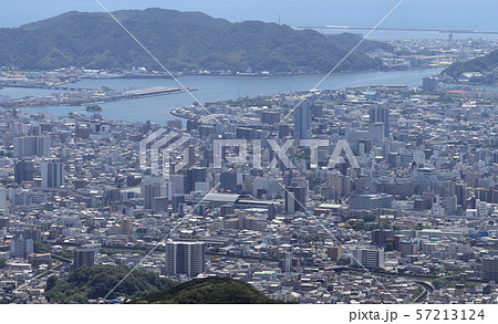 高知市街を北から俯瞰する。久万川、JR高知駅、菜園場、鏡川大橋、弘化台、高知港、仁井田、太平洋。 57213124