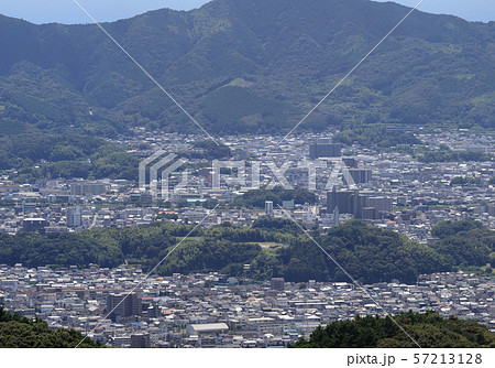 高知市街を北から俯瞰する。JR円行寺口駅、三ノ丸、神田、方面。 高知市街を北から俯瞰する。JR円行寺口駅、三ノ丸、神田、方面。 57213128