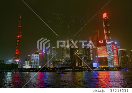 上海 浦東エリアの夜景 建国70周年を祝うドローンの文字 上海 浦東エリアの夜景 建国70周年を祝うドローンの文字 57213551
