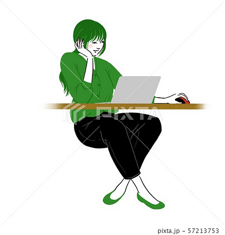 休み時間にネットショッピングをしている若い女性 休み時間にネットショッピングをしている若い女性 57213753