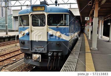 七尾線、金沢駅に停車中の普通列車（415系） 57213883