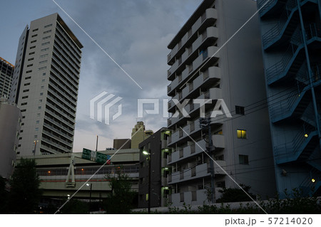 ビルとビルの間の景観 57214020