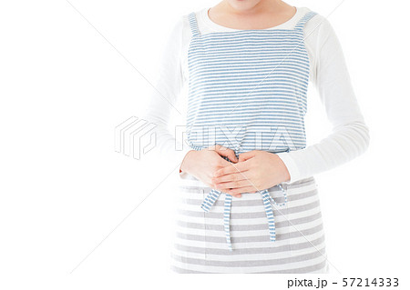 おじぎをする若い主婦 57214333