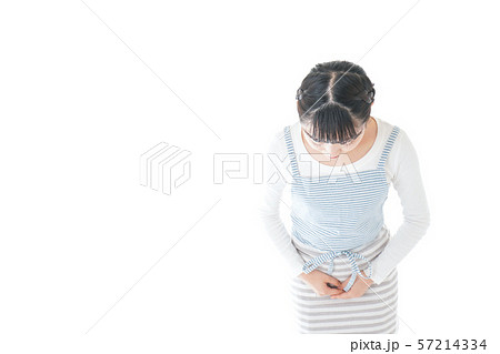 おじぎをする若い主婦 おじぎをする若い主婦 57214334