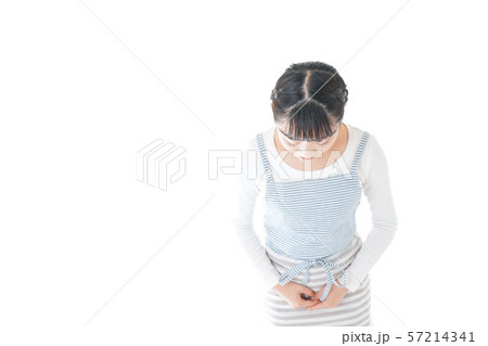 おじぎをする若い主婦 おじぎをする若い主婦 57214341