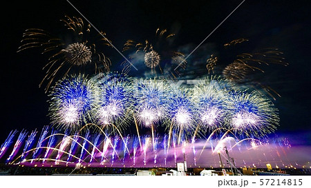 夜空を染めるスターマイン（大曲花火競技大会） 57214815
