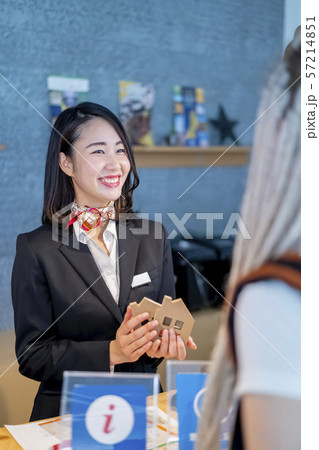 外国人向け不動産で訪日外国人旅行者インバウンドに日本全国の賃貸物件を紹介をする女性 57214851
