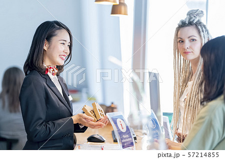 訪日客に人気の最新マンション賃貸物件情報を紹介する不動産受付嬢 57214855