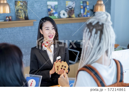 女性受付嬢(外国人向け不動産案内所) 57214861