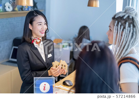 インバウンド需要に追われる外国人向け不動産案内所の若い女性スタッフ インバウンド需要に追われる外国人向け不動産案内所の若い女性スタッフ 57214866