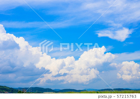 山並みと青空と入道雲 山並みと青空と入道雲 57215763