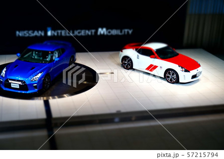 ミニチュアジオラマ風写真 GTRとフェアレディZ ミニチュアジオラマ風写真 GTRとフェアレディZ 57215794