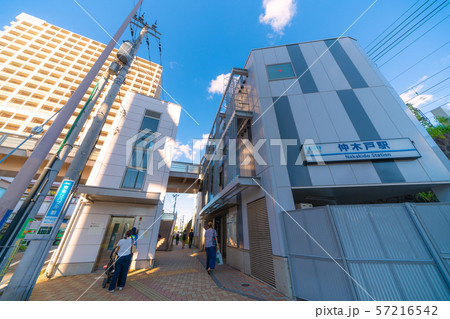 日本の横浜都市景観 京急電鉄　仲木戸駅を望む 57216542