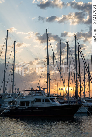マヨルカ島のヨットハーバーの朝焼け 57217091