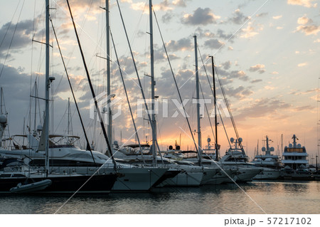 マヨルカ島のヨットハーバーの朝焼け 57217102