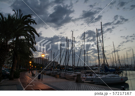 マヨルカ島のヨットハーバーの朝焼け マヨルカ島のヨットハーバーの朝焼け 57217167