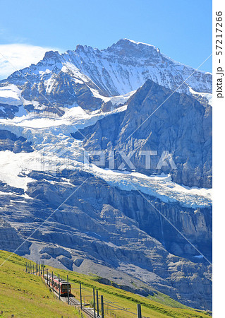 スイス、ユングフラウ付近の景色と登山電車 スイス、ユングフラウ付近の景色と登山電車 57217266