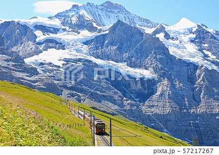 スイス、ユングフラウ付近の景色と登山電車 57217267
