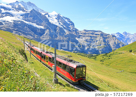 スイス、ユングフラウ付近の景色と登山電車 57217269