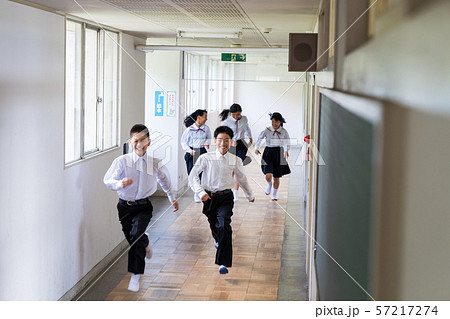 学校、廊下、学生、走る 57217274