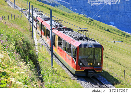 スイス、ユングフラウ付近の景色と登山電車 57217297