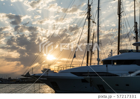 マヨルカ島のヨットハーバーの朝焼け 57217331