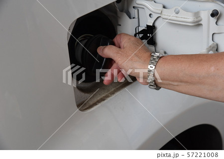 ガソリン給油（セルフスタンド） 57221008