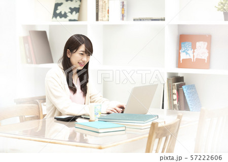 在宅ワーク　テレワーク　女性　働き方改革　ライフスタイル 57222606