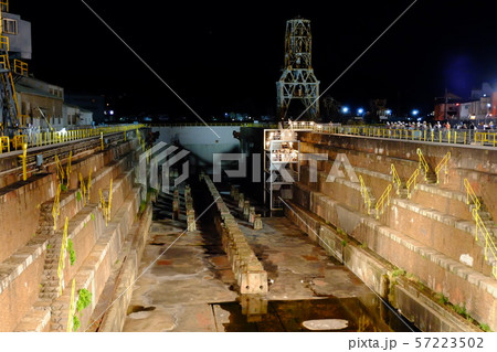 ライトアップされた浦賀船渠のレンガドック 57223502