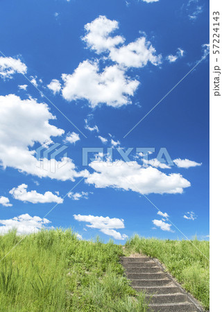 青空と雲と土手と階段の背景素材 天空へと続く階段 暑中見舞い テンプレートの写真素材
