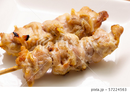 焼鳥・せせり串(塩焼き) 57224563
