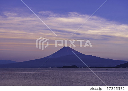 （静岡県）伊豆の海、爽やかな夏富士・夜明け 57225572