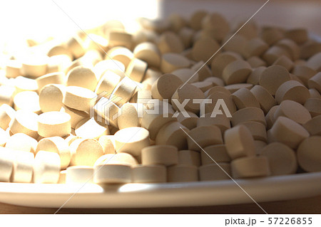 薬と光と影のイメージ　薬の作用と副作用のイメージ 57226855