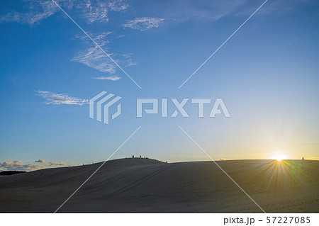 夕暮れの鳥取砂丘 夕暮れの鳥取砂丘 57227085