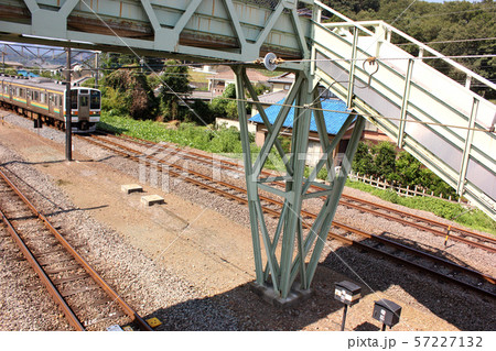 両毛線小俣駅に入線する小山行電車 57227132