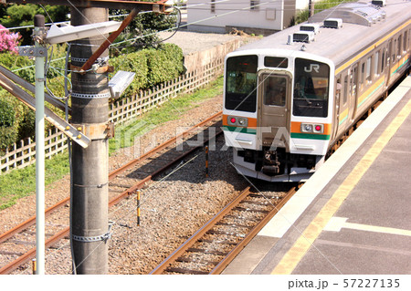 両毛線小俣駅を発車した小山行電車(1) 両毛線小俣駅を発車した小山行電車(1) 57227135