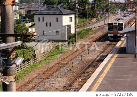 両毛線小俣駅を発車した小山行電車(2) 57227136