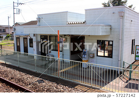 両毛線小俣駅のホームから見た駅舎(1) 57227142